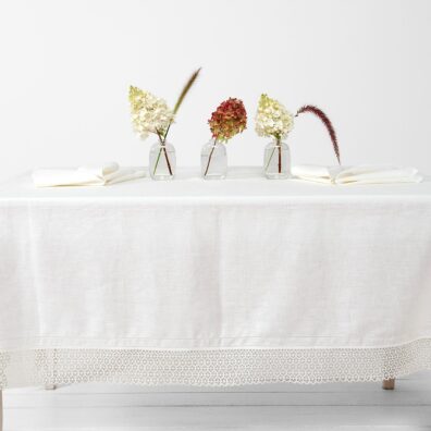 Biały obrus lniany ozdobiony koronką