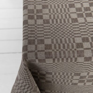 Brązowy obrus wytkany splotem skośnym w kratkę