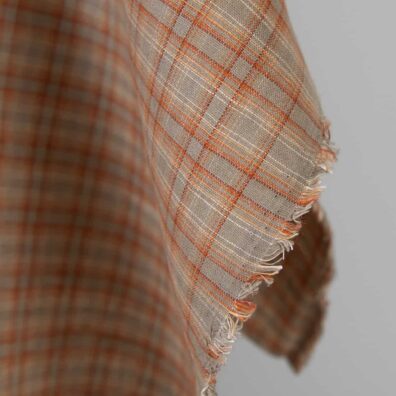 Tkanina lniana w pomarańczową i brązową kratkę