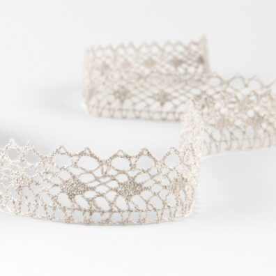 Niebarwiona szara koronka lniana