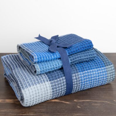 pellavainen kylpypyyhe ruudullinen sininen vohveli muotoilu