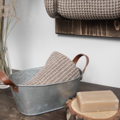 harmaa ruskea pellavainen kylpypyyhe