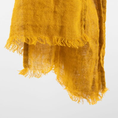 keltainen pellavahuivi