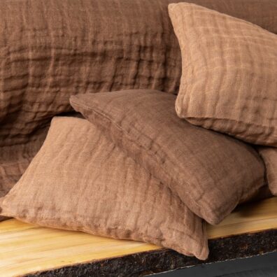 ruskea pellavainen päiväpeitto