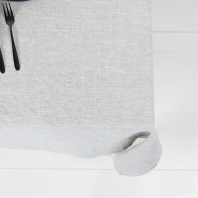 beige pellavainen pöytäliina