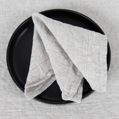 beige pellavainen lautasliina