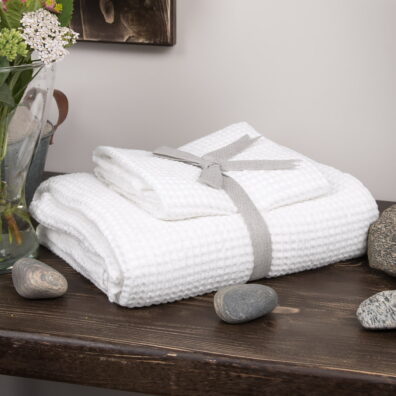 valkoinen pellavainen puuvillapyyhe