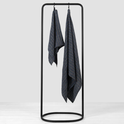 Pellavainen musta sininen raidallinen kylpypyyhe