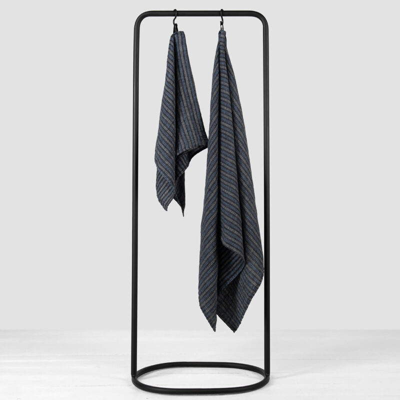 Pellavainen musta sininen raidallinen kylpypyyhe