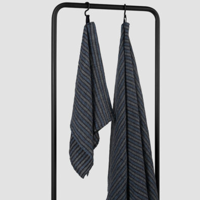 Pellavainen musta sininen raidallinen kylpypyyhe