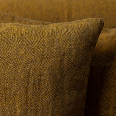 keltainen pellava tyynynpäällinen