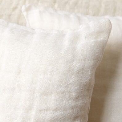 valkoinen pellava tyynynpäällinen