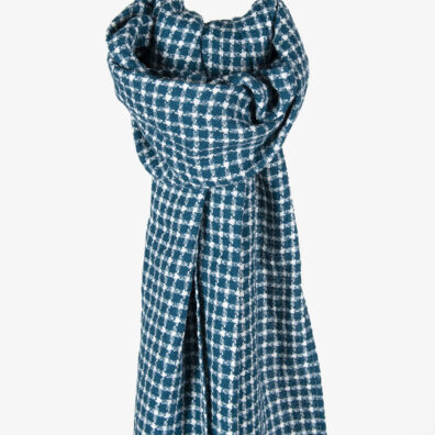 Sininen pellavainen huivi sudenpentukuviolla