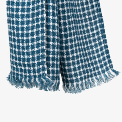 Sininen pellavainen huivi sudenpentukuviolla