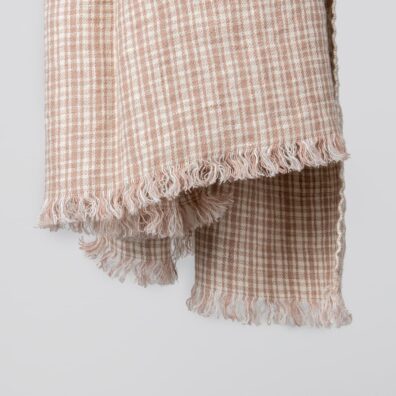 pellavavillasta valmistettu ruudullinen ruskehtava kaulahuivi