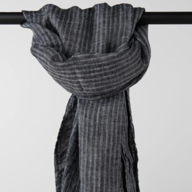 raidallinen musta huivi