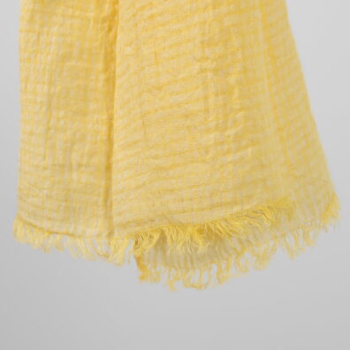 Keltainen pellavahuivi