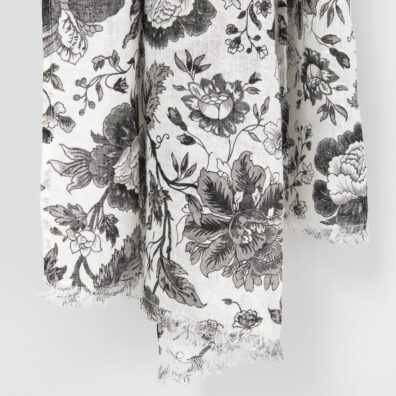 musta pellava huivi kukkia