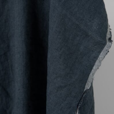 Pellavakangas denimin sininen-tummansininen pilkullinen, pestyt soveltuu vaatteiden ja kodintekstiilien ompeluun.