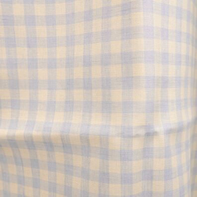 Pellavakangas jossa on taivaanharmaita ruutuja soveltuu vaatteiden ja kodintekstiilien ompeluun