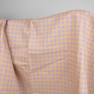 Pellavakangas jossa on lilaa ja keltaista ruutua