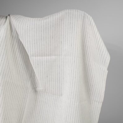 Linnunvalkoinen pellavakangas jossa on mustia raitoja