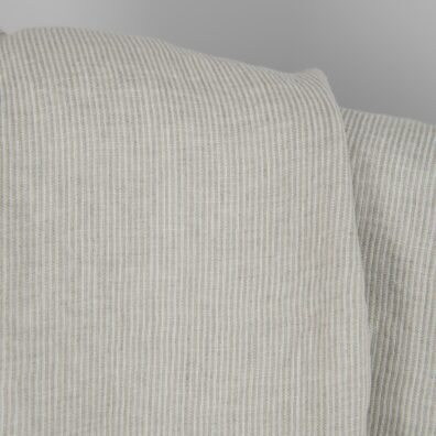 Pellavakangas luonnonharmailla ja valkoisilla raidoilla pesty soveltuu vaatteiden ja kodintekstiilien ompeluun