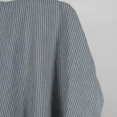 Pellavakangas jossa hienoja sinisiä raitoja pesty, pehmeä, joustava, ihoystävällinen