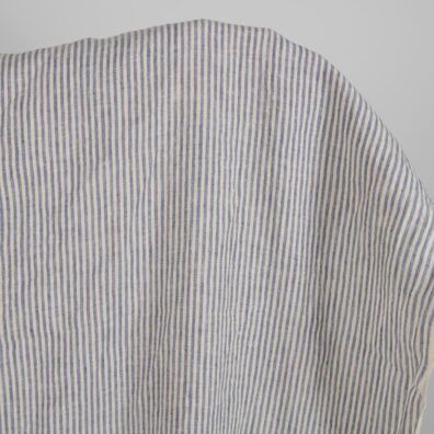 Pellavakangas jossa on hienoja ruskeanruskeita ja siniharmaita raitoja pesty, leveys 145cm