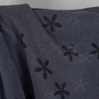 Puolipellavainen jacquard siniharmaa jossa on kukkia pesty soveltuu vaatteiden ja kodintekstiilien ompeluun
