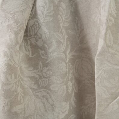 Beige puolipellavainen jacquard jossa on kukkia soveltuu vaatteiden ja kodintekstiilien ompeluun