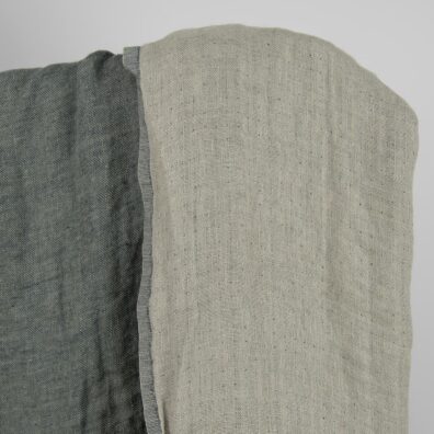 Pellavakangas beige-sininen kaksipuolinen pesty soveltuu vaatteiden ja kodintekstiilien ompeluun