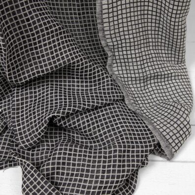 Puolipellavakangas musta-valkoinen ruudullinen pesty soveltuu vaatteiden ja kodintekstiilien ompeluun