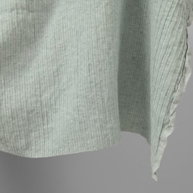 Puolipellavakangas vihertävänvalkoinen kirjava raidallinen pesty soveltuu vaatteiden ja kodintekstiilien ompeluun