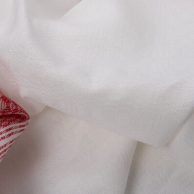 Valkoinen ruudullinen puolipellavainen kangas jossa on punainen raita