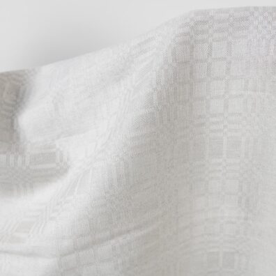 Puolipellavainen kangas beige ruudullinen soveltuu vaatteiden ja kodintekstiilien ompeluun