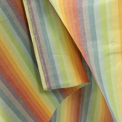 Puolipellavakangas sateenkaariraidoilla soveltuu vaatteiden ja kodintekstiilien ompeluun