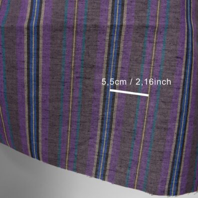 Pellava-puuvillakangas jossa raitoja violetin sävyjä