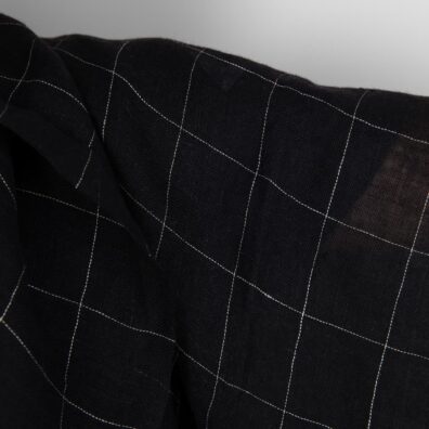 Pellavaharso kangas musta-luonnonharmaa ruudullinen pesty sopii verhojen ja huivien ompeluun