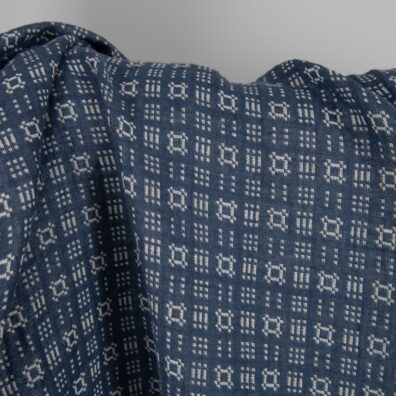 Puolipellavakangas sinivalkoinen kuvioitu kaksipuolinen pesty soveltuu vaatteiden ja kodintekstiilien ompeluun