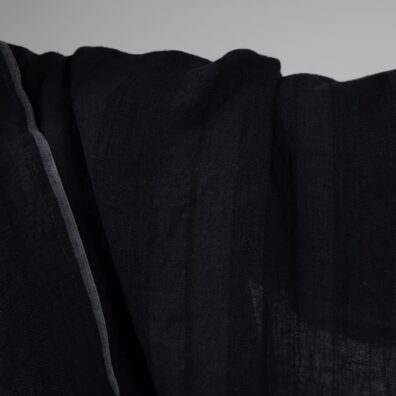 Tummansininen pellavakangas jossa on raitoja pesty, leveys 140cm