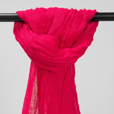 FINO tumma vaaleanpunainen pellavahuivi on valmistettu pehmeästä, notkeasta, erikoispestystä kankaasta