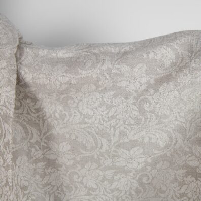 Beige puolipellavainen kangas jacquard jossa on kukkia, leveys 150cm