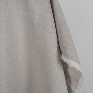 Vaalea pellavakangas luonnonharmaa (värjäämätön, ruskehtavan harmaa) lanka, jotka on kudottu yhteen