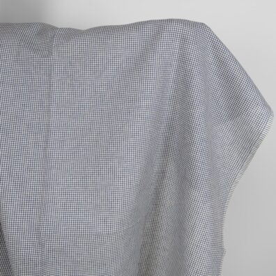 Pellavakangas jossa on hienoja ruskehtavia ja sinisiä ruutuja