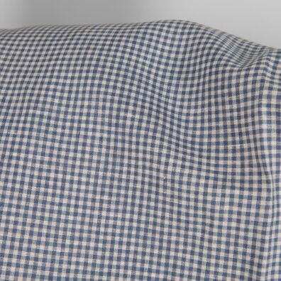 Ruudullinen pellavakangas, maitokahvinruskeaa, tumman siniharmaata, vaalean kermanväristä ja vihertävän sinistä lankaa, jotka on kudottu yhteen