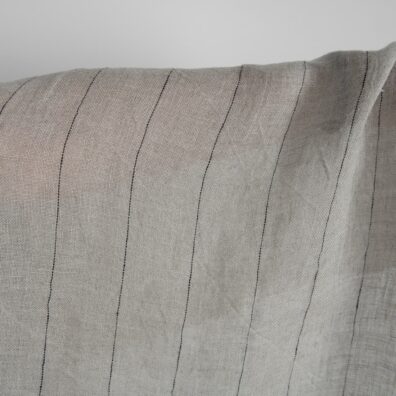 Pellavaharso kangas luonnonharmaa-musta raidallinen erityisesti pesty antamaan pehmeän tunteen ja hellävaraisen kosketuksen