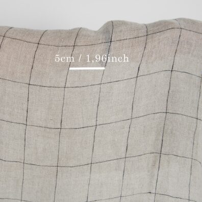 Pellavaharso kangas luonnonharmaa-musta ruudullinen pesty, kevyt, läpinäkyvä, avoin kudos