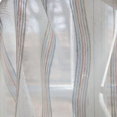 Pellavaharso kangas linnunvalkoinen jossa on värikkäitä raitoja soveltuu verhojen ja säleikköjen ompeluun