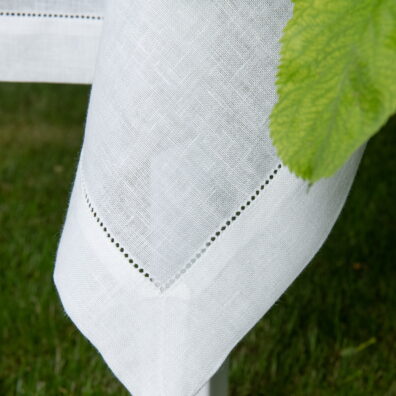 Maidon valkoinen pellava pöytäliina, käännettävä helma 4cm leveä